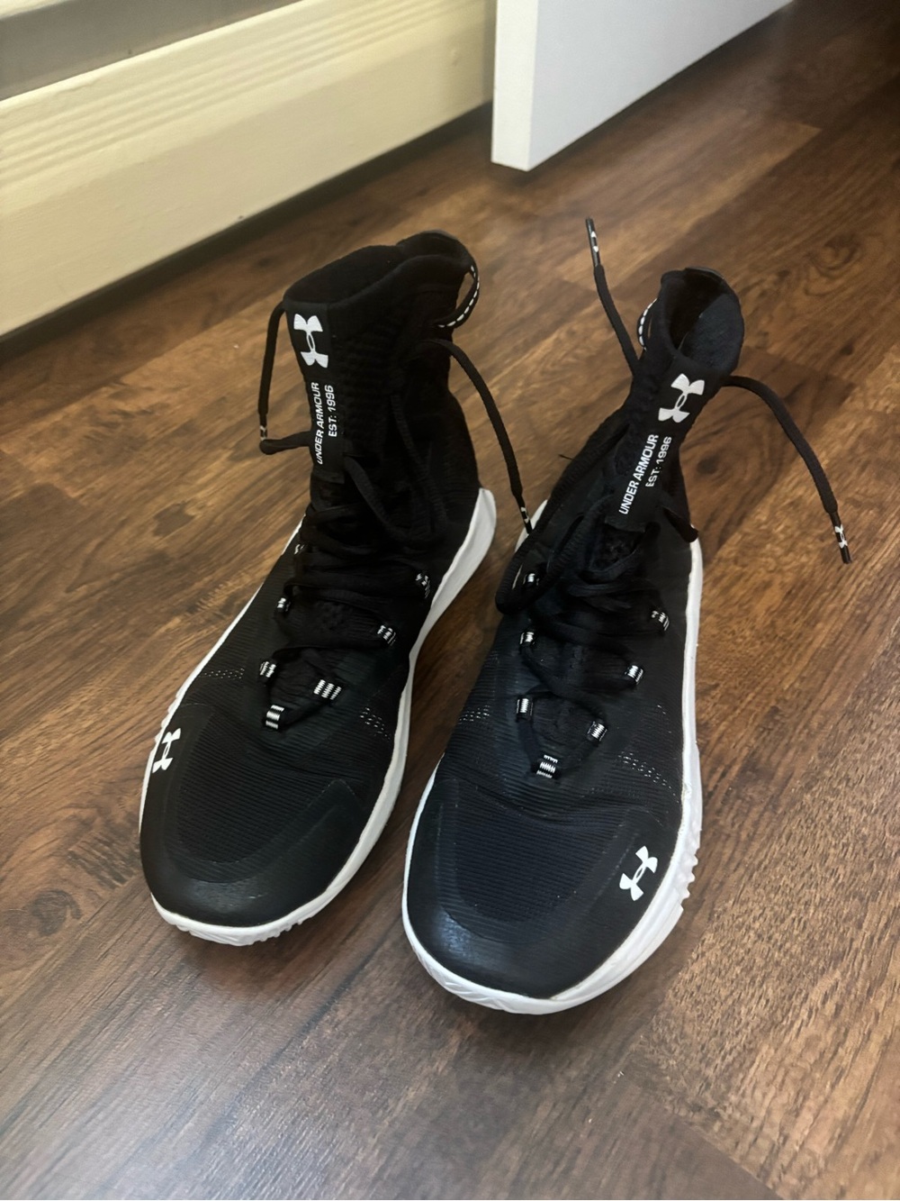 Size 9.5 Under Armour Women’s Highlight Ace 2.0 Volleyball Shoes Black and White